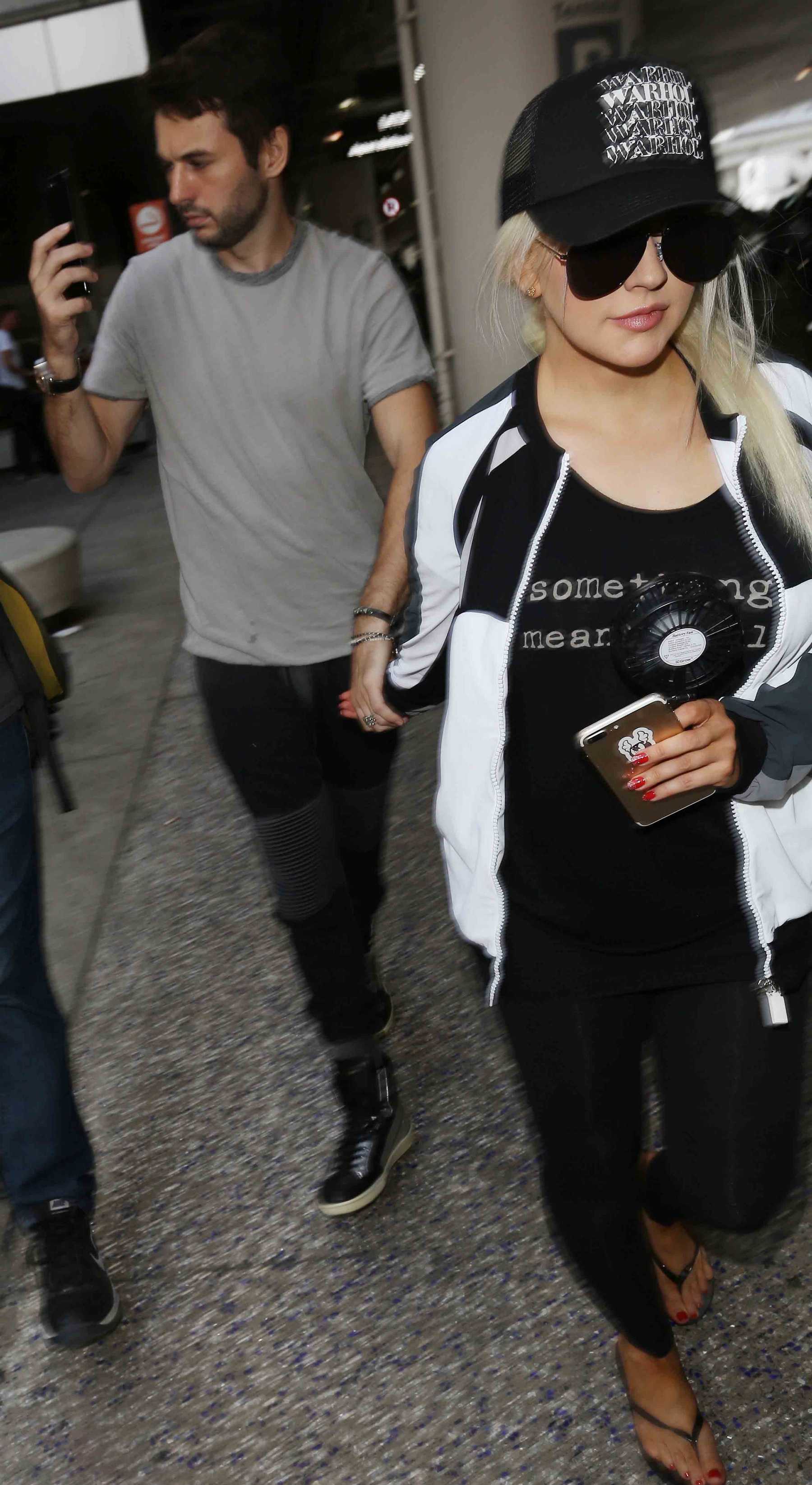 Christina_Aguilera_-_At_LAX_Airport_in_Los_Angeles_on_September_3-04.jpg