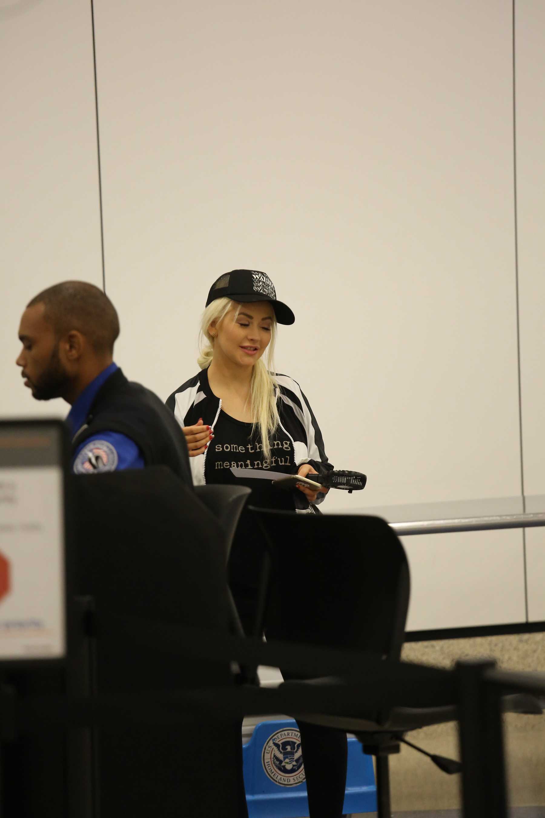 Christina_Aguilera_-_At_LAX_Airport_in_Los_Angeles_on_September_3-20.jpg