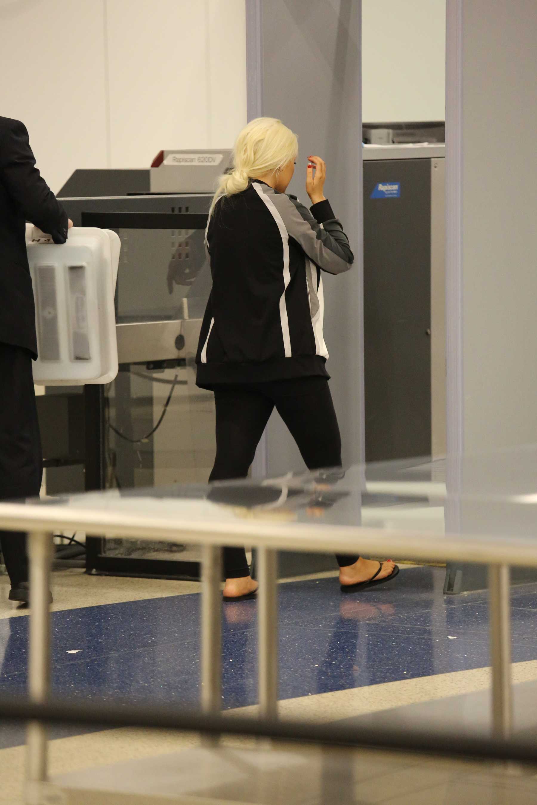Christina_Aguilera_-_At_LAX_Airport_in_Los_Angeles_on_September_3-25.jpg
