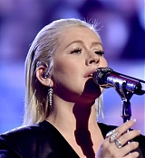 Christina_Aguilera_-_2017_American_Music_Awards_5BPerformance5D_-_November_19-40.jpg