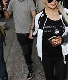 Christina_Aguilera_-_At_LAX_Airport_in_Los_Angeles_on_September_3-04.jpg