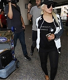 Christina_Aguilera_-_At_LAX_Airport_in_Los_Angeles_on_September_3-05.jpg