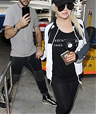 Christina_Aguilera_-_At_LAX_Airport_in_Los_Angeles_on_September_3-06.jpg