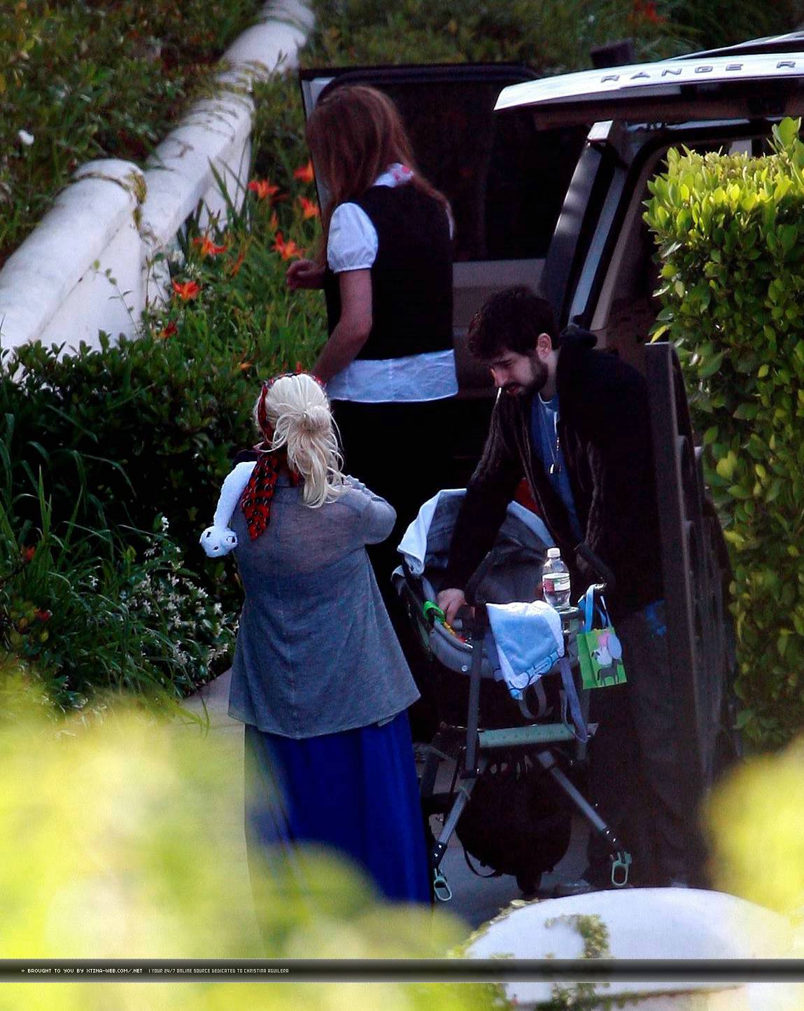 At Gwen Stefani's House - May 25 [HQ] - 39 - Xtina Pictures
