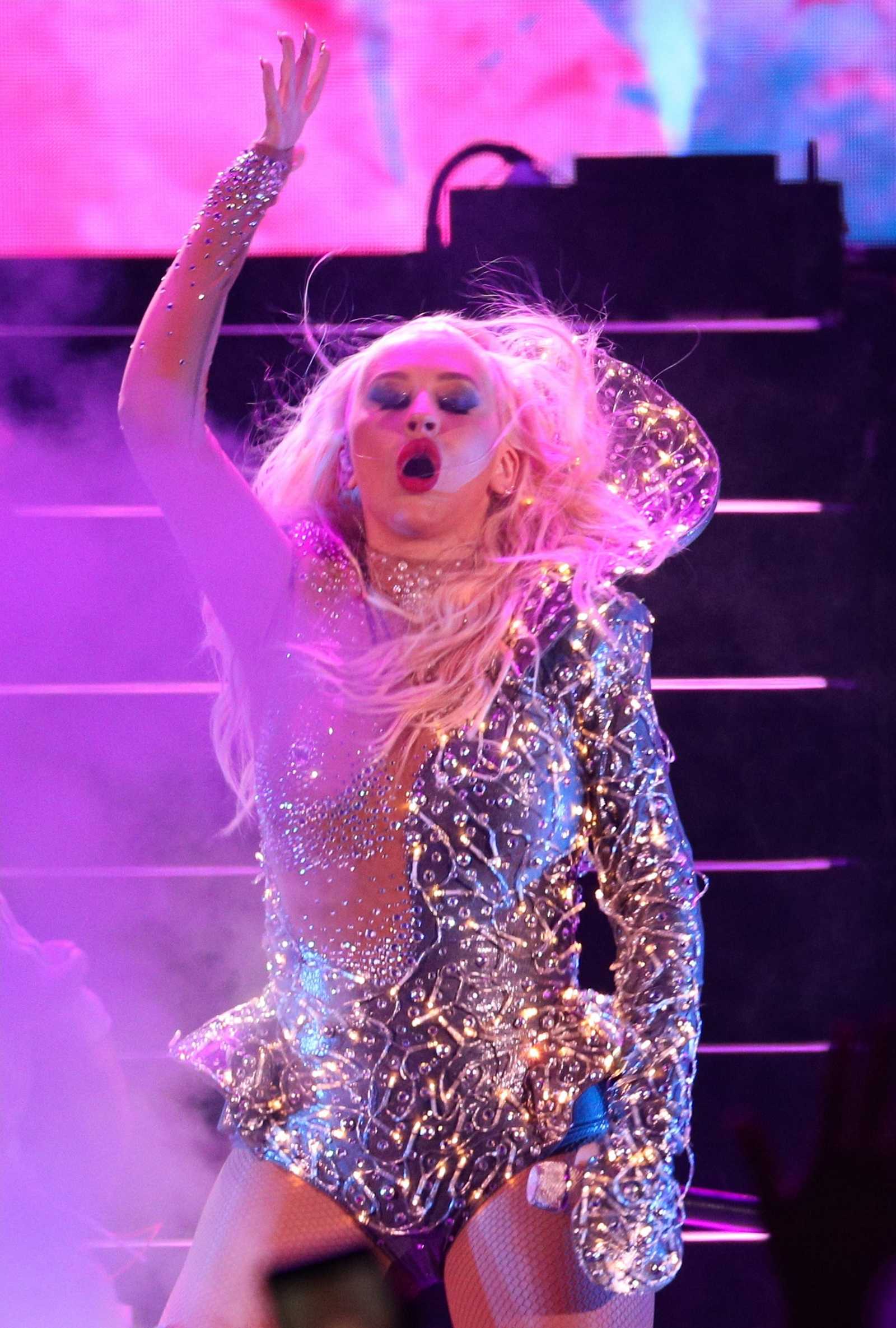5B11574154085D_American_singer_Christina_Aguilera_gives_concert_in_Moscow.jpg