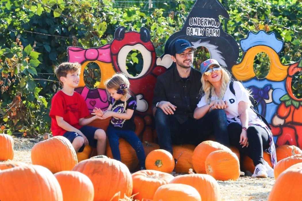 At_the_Pumpkin_Patch_with_Family_on_October_28-02.jpg