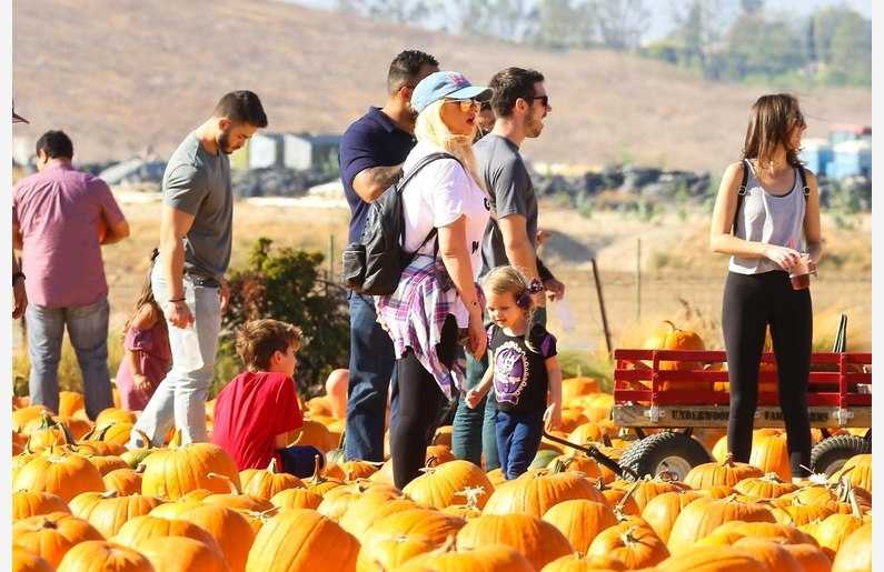 At_the_Pumpkin_Patch_with_Family_on_October_28-06.jpg