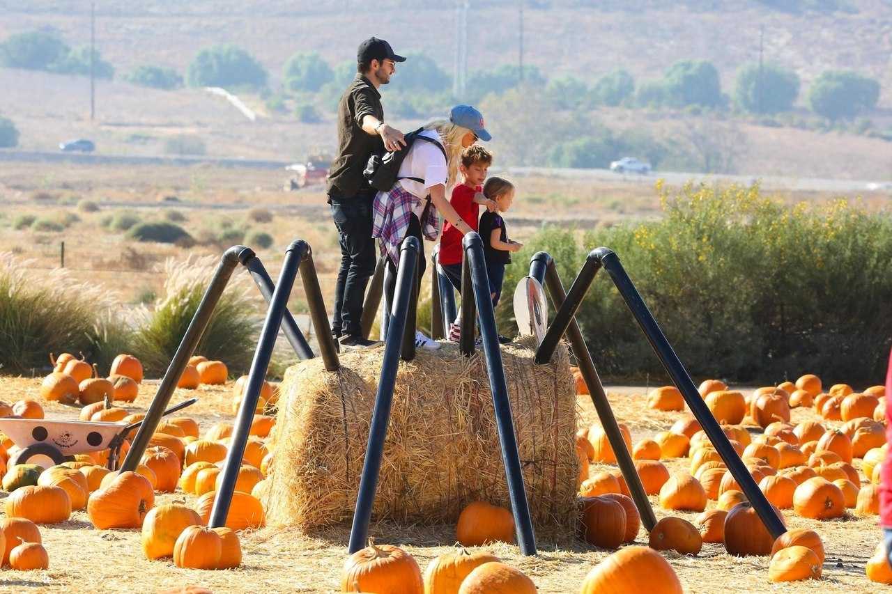 At_the_Pumpkin_Patch_with_Family_on_October_28-07.jpg