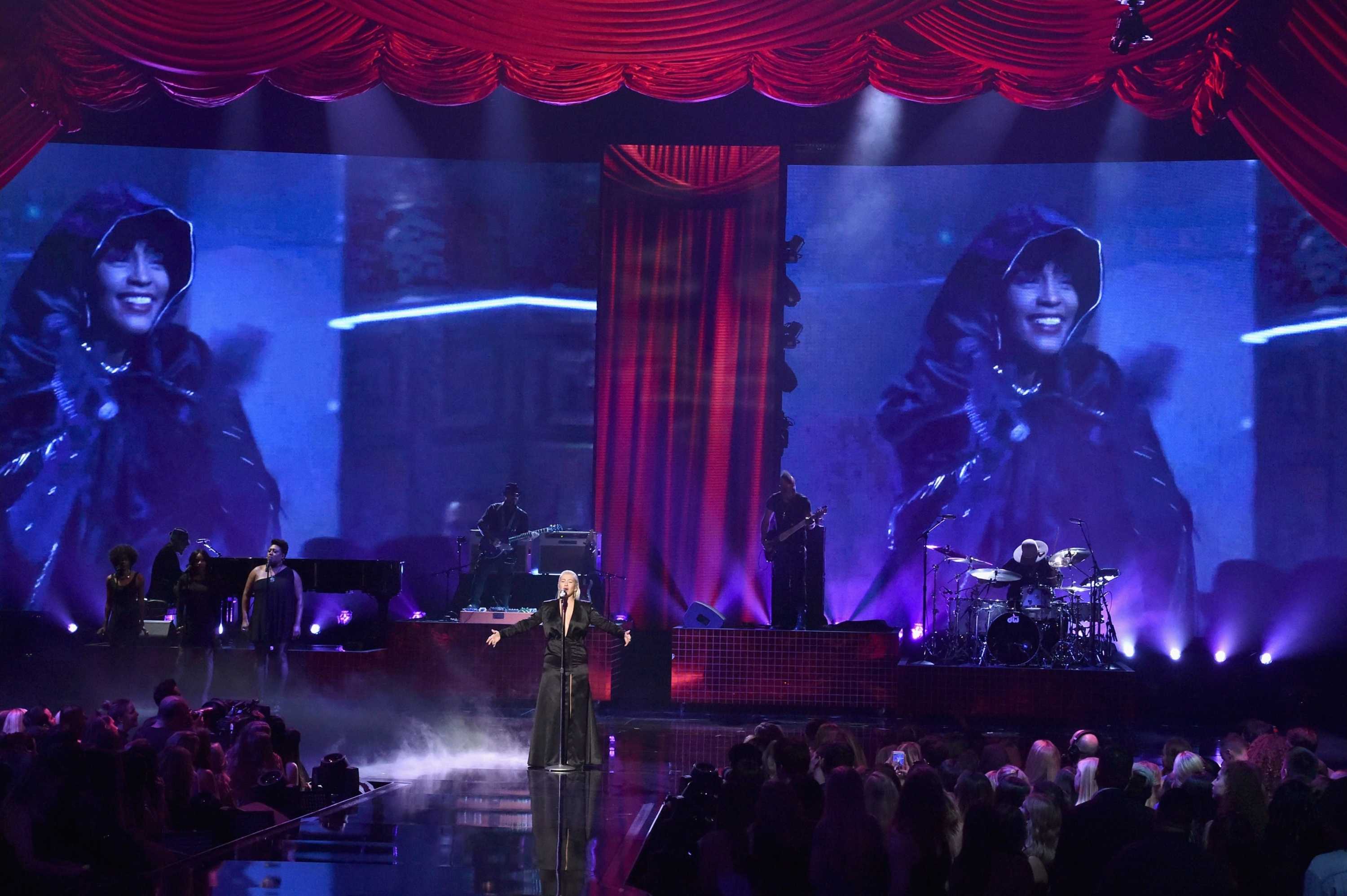 Christina_Aguilera_-_2017_American_Music_Awards_5BPerformance5D_-_November_19-21.jpg