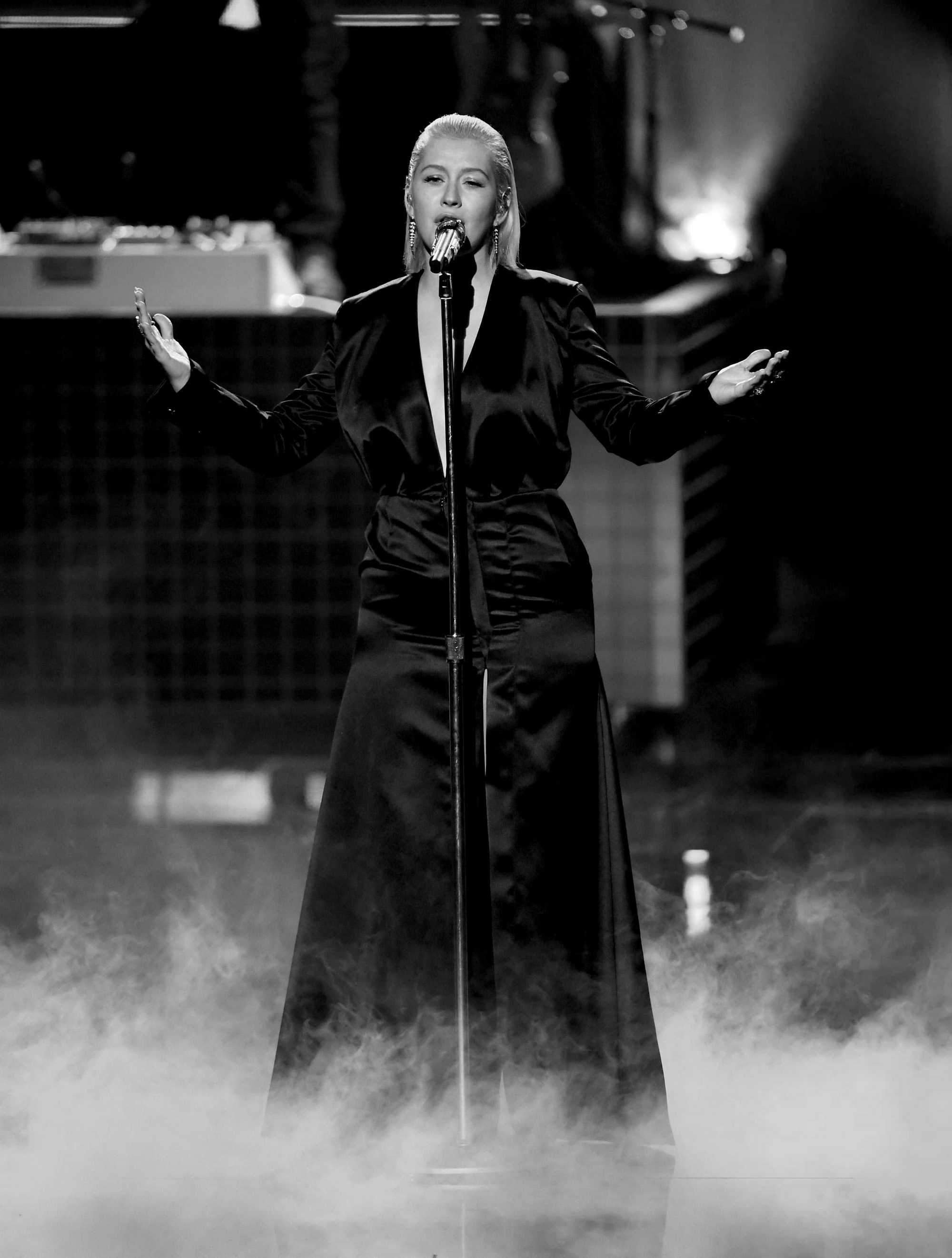 Christina_Aguilera_-_2017_American_Music_Awards_5BPerformance5D_-_November_19-35.jpg