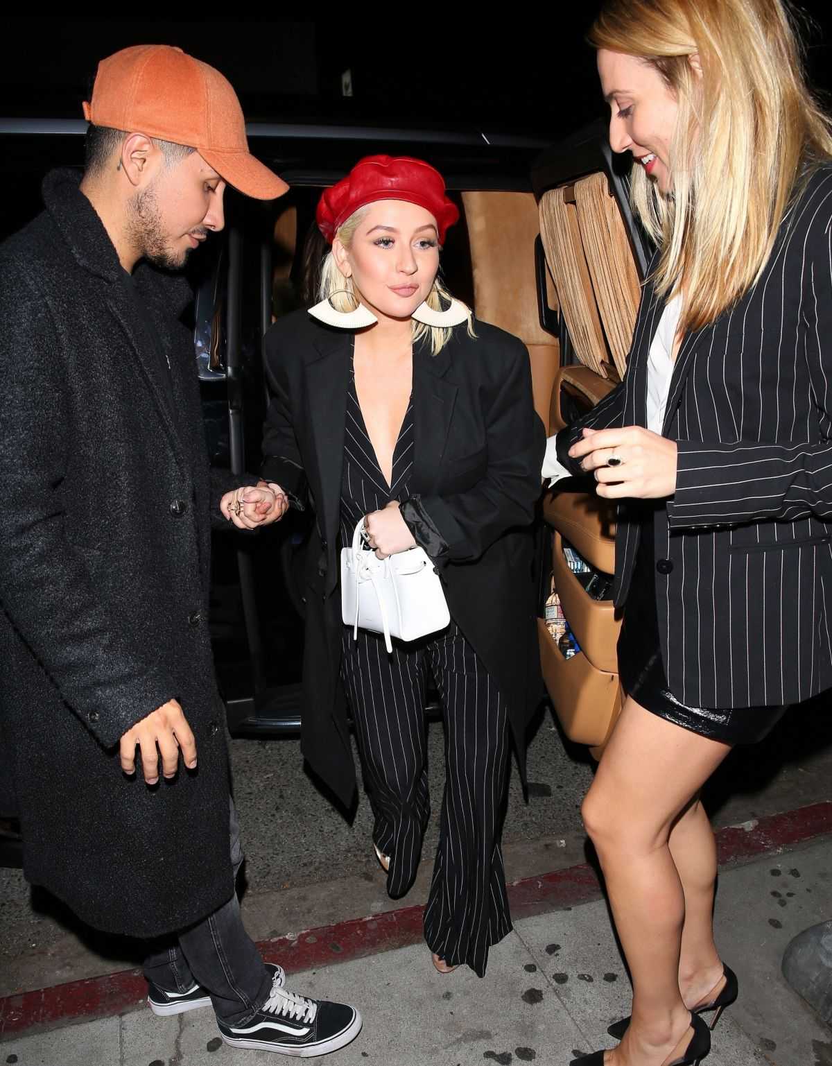 Christina_Aguilera_-_Arrives_at_Craig_s_in_West_Hollywood2C_CA_on_January_24-06.jpg