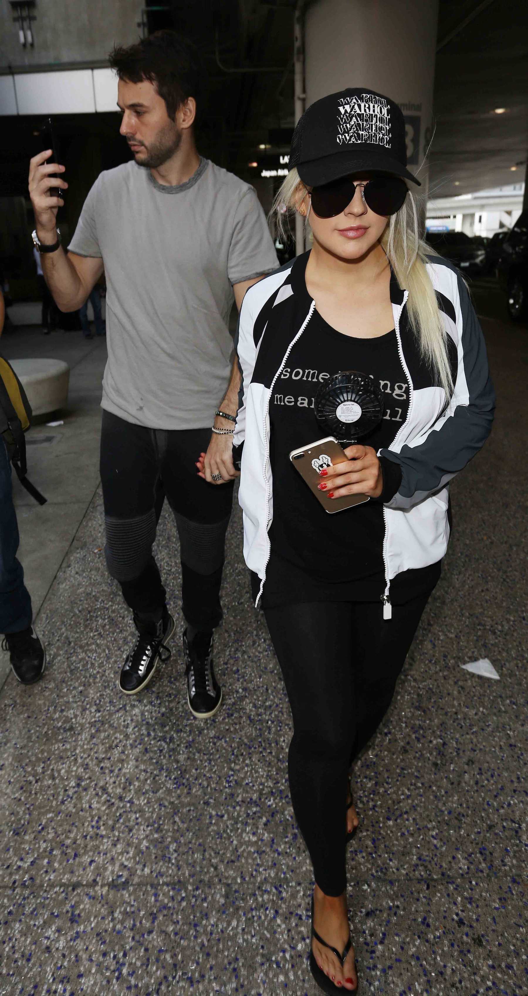 Christina_Aguilera_-_At_LAX_Airport_in_Los_Angeles_on_September_3-03.jpg