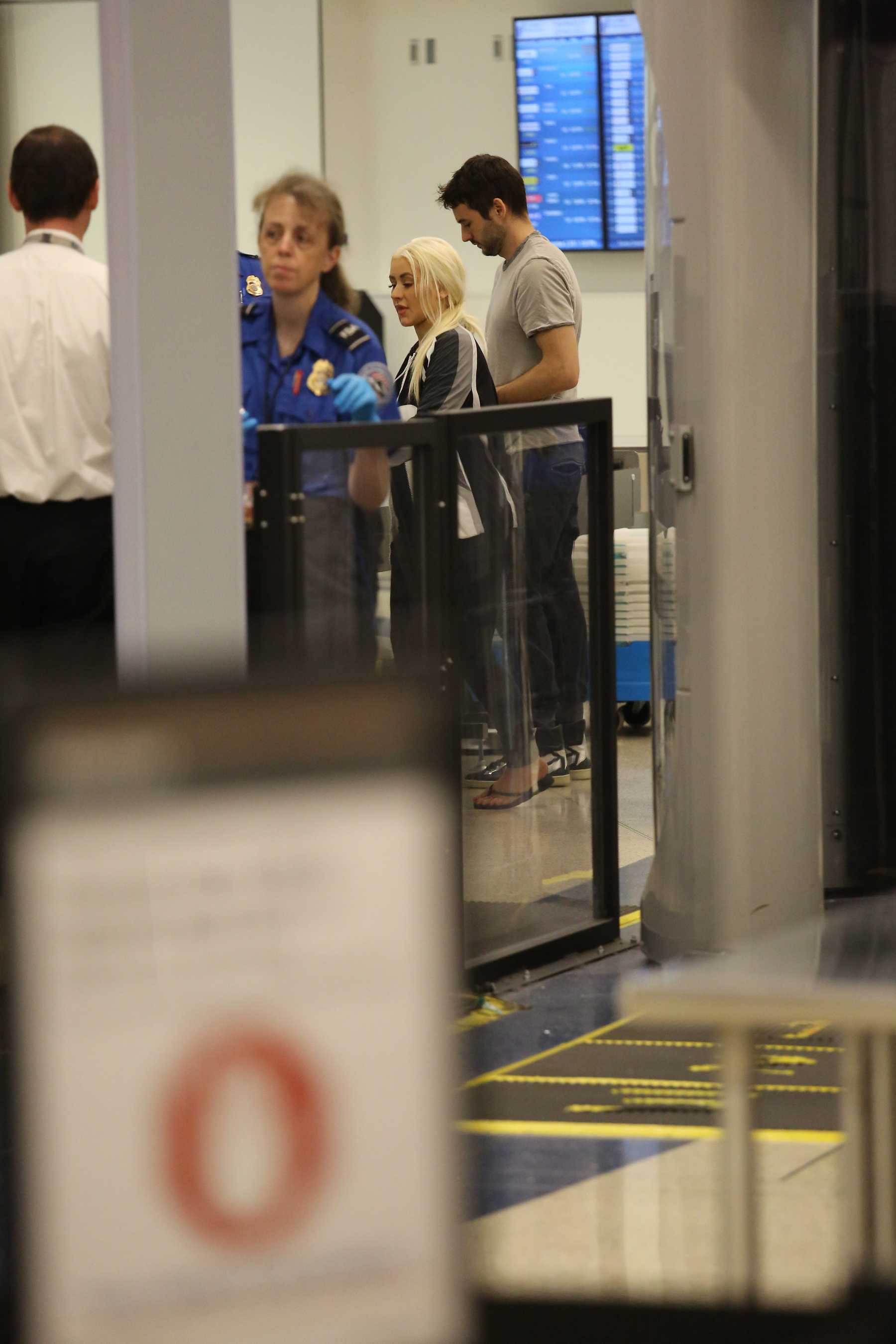 Christina_Aguilera_-_At_LAX_Airport_in_Los_Angeles_on_September_3-27.jpg