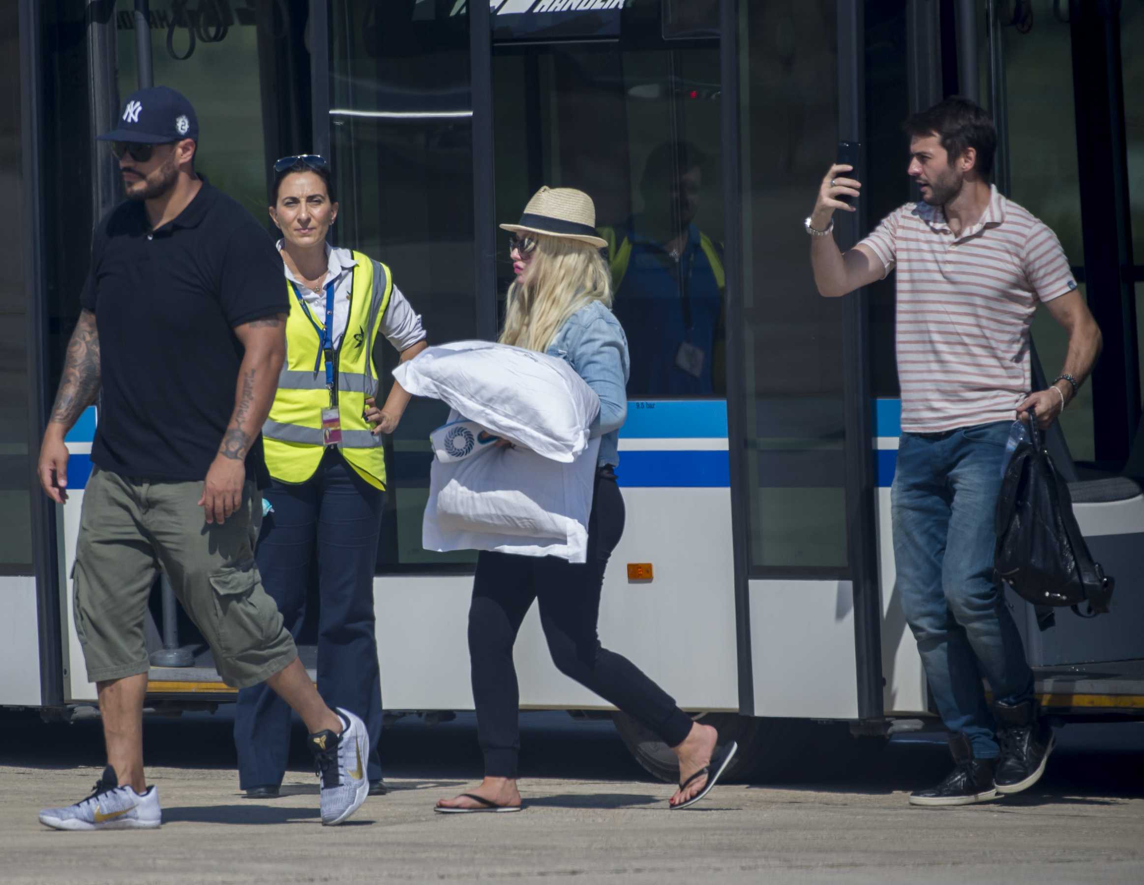 Christina_Aguilera_-_At_Paphos_Airport_in_Cyprus_on_September_7-07.jpg