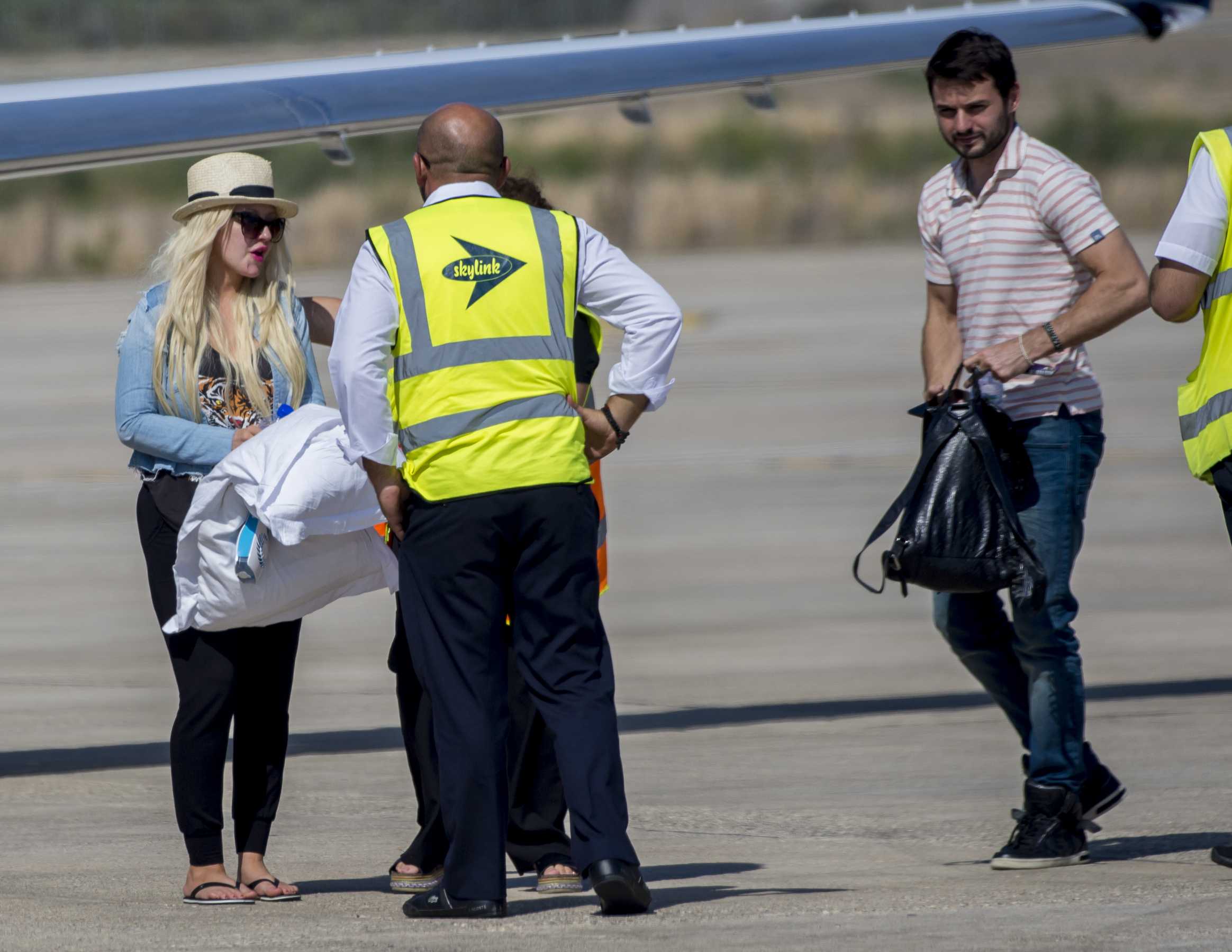 Christina_Aguilera_-_At_Paphos_Airport_in_Cyprus_on_September_7-09.jpg