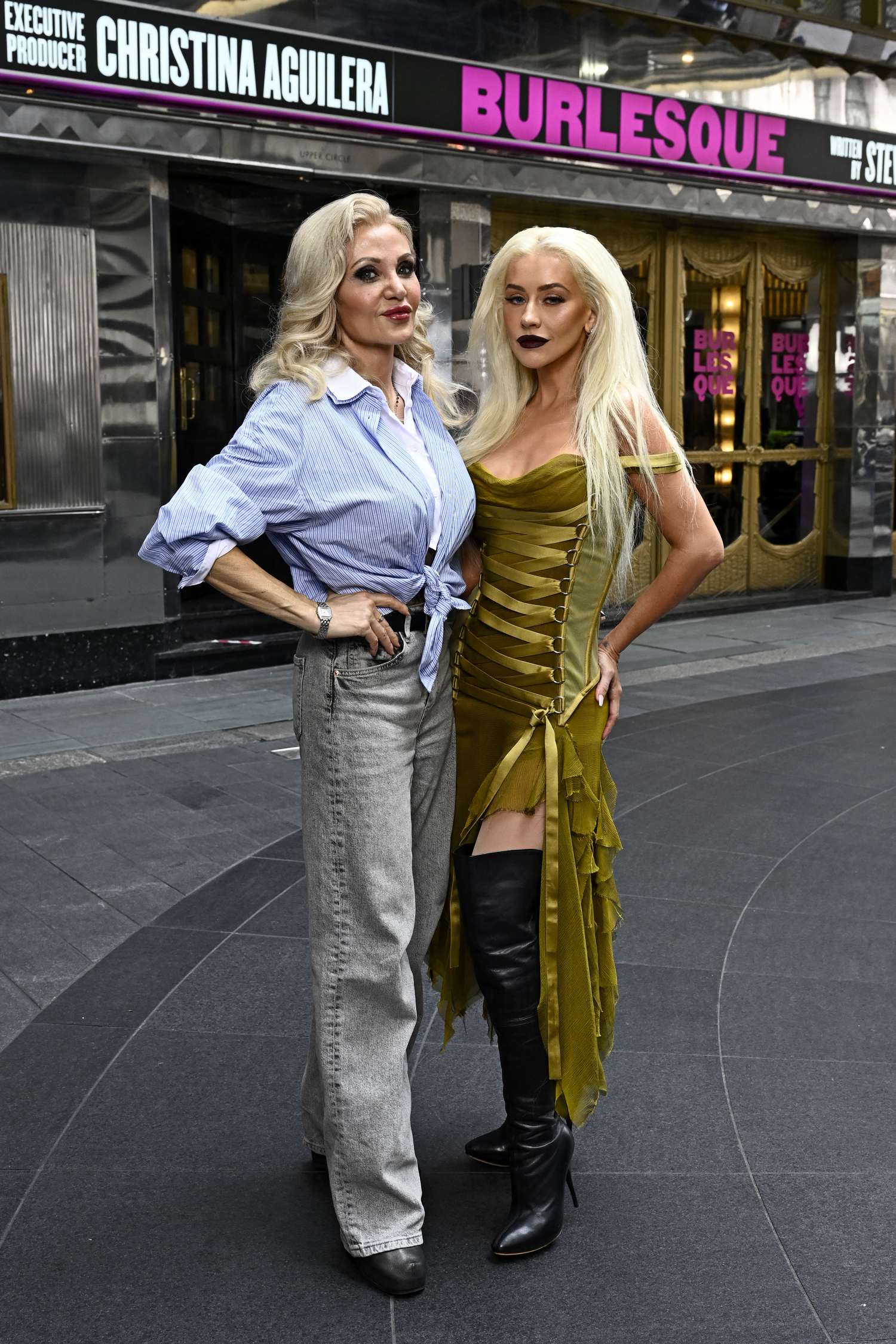 Christina_Aguilera_-_Burlesque_The_Musical_photocall_at_The_Savoy_Theatre_in_London2C_England_-_July_212C_2025_14.jpg