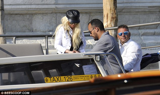 Christina_Aguilera_-_In_Venice_on_September_9-07.jpg