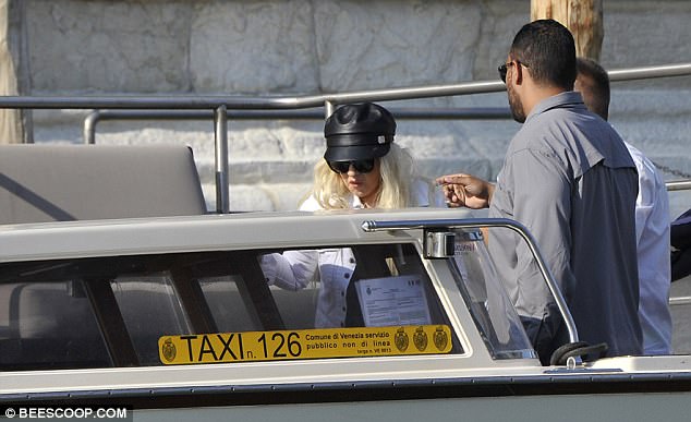 Christina_Aguilera_-_In_Venice_on_September_9-08.jpg