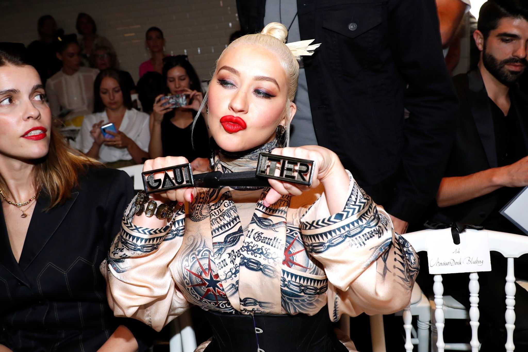 Christina_Aguilera_-_PFW_Jean_Paul_Gaultier_Haute_Couture_FallWinter_2019_2020_on_July_03-23.jpg