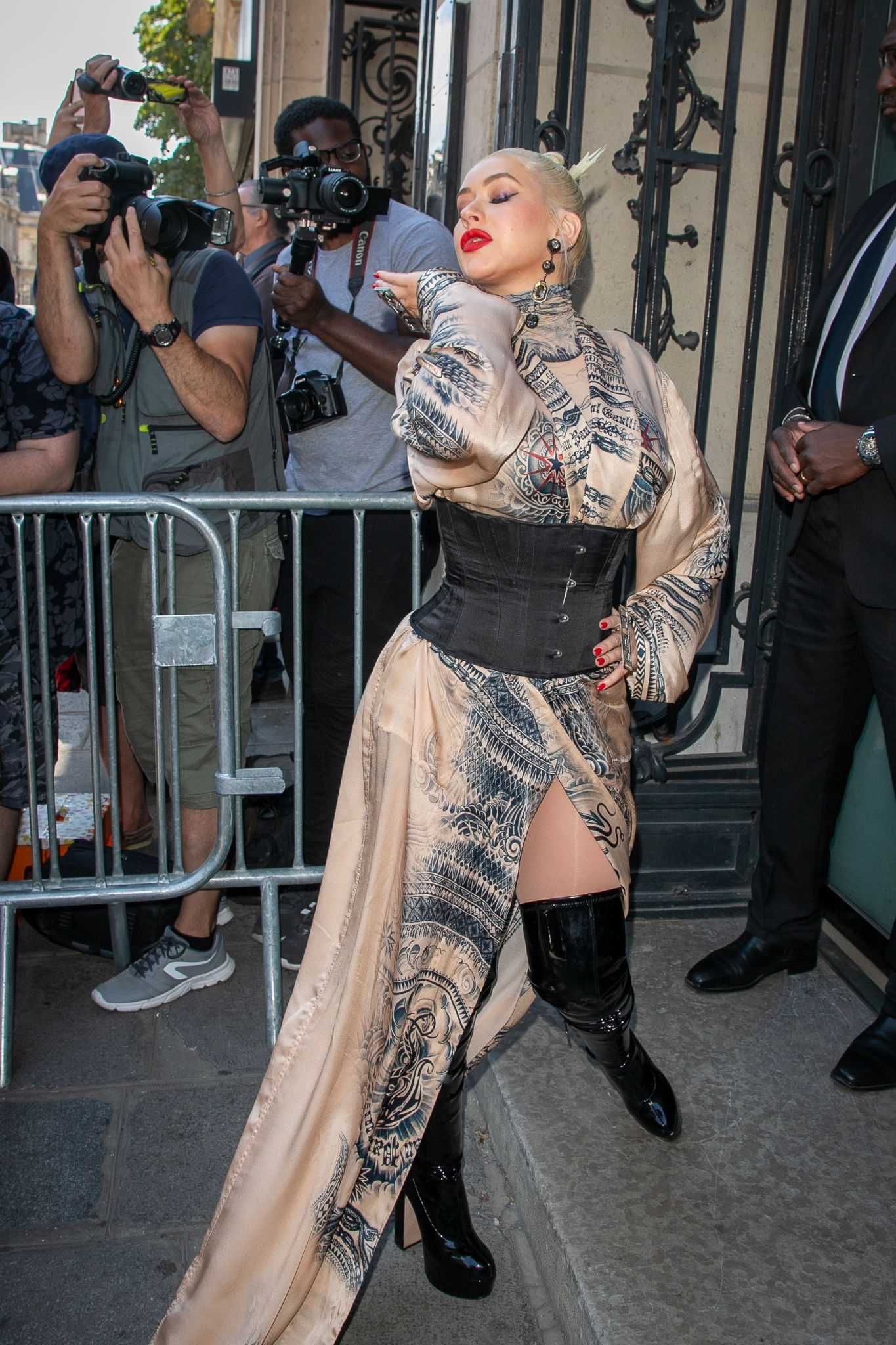 Christina_Aguilera_-_PFW_Jean_Paul_Gaultier_Haute_Couture_FallWinter_2019_2020_on_July_03-41.jpg