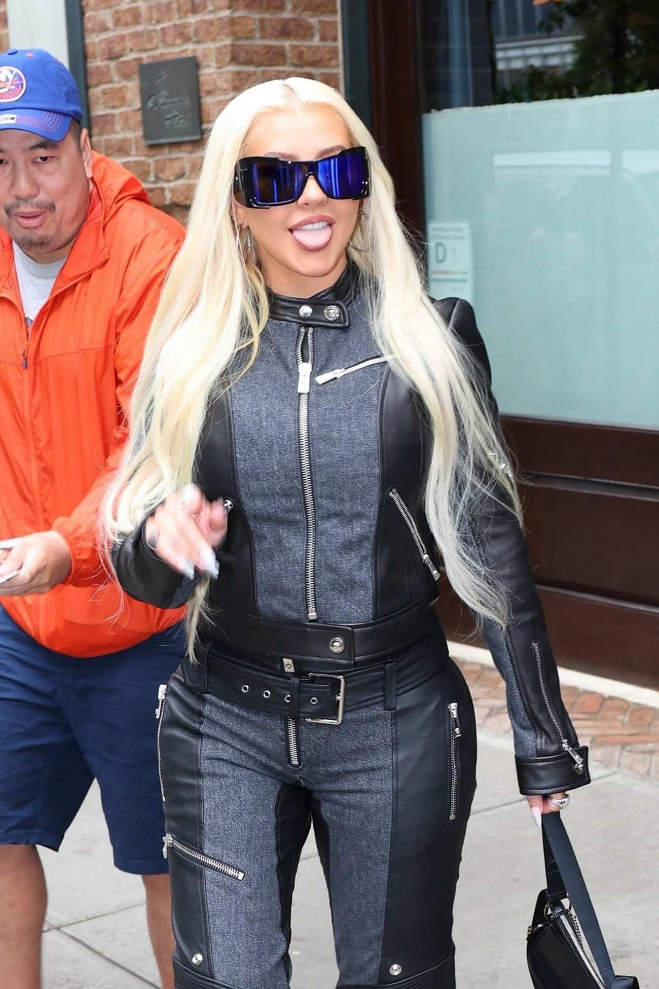 Christina_Aguilera_-_Seen_leaving_her_hotel_in_New_York_-_June_232C_2023_10.jpg