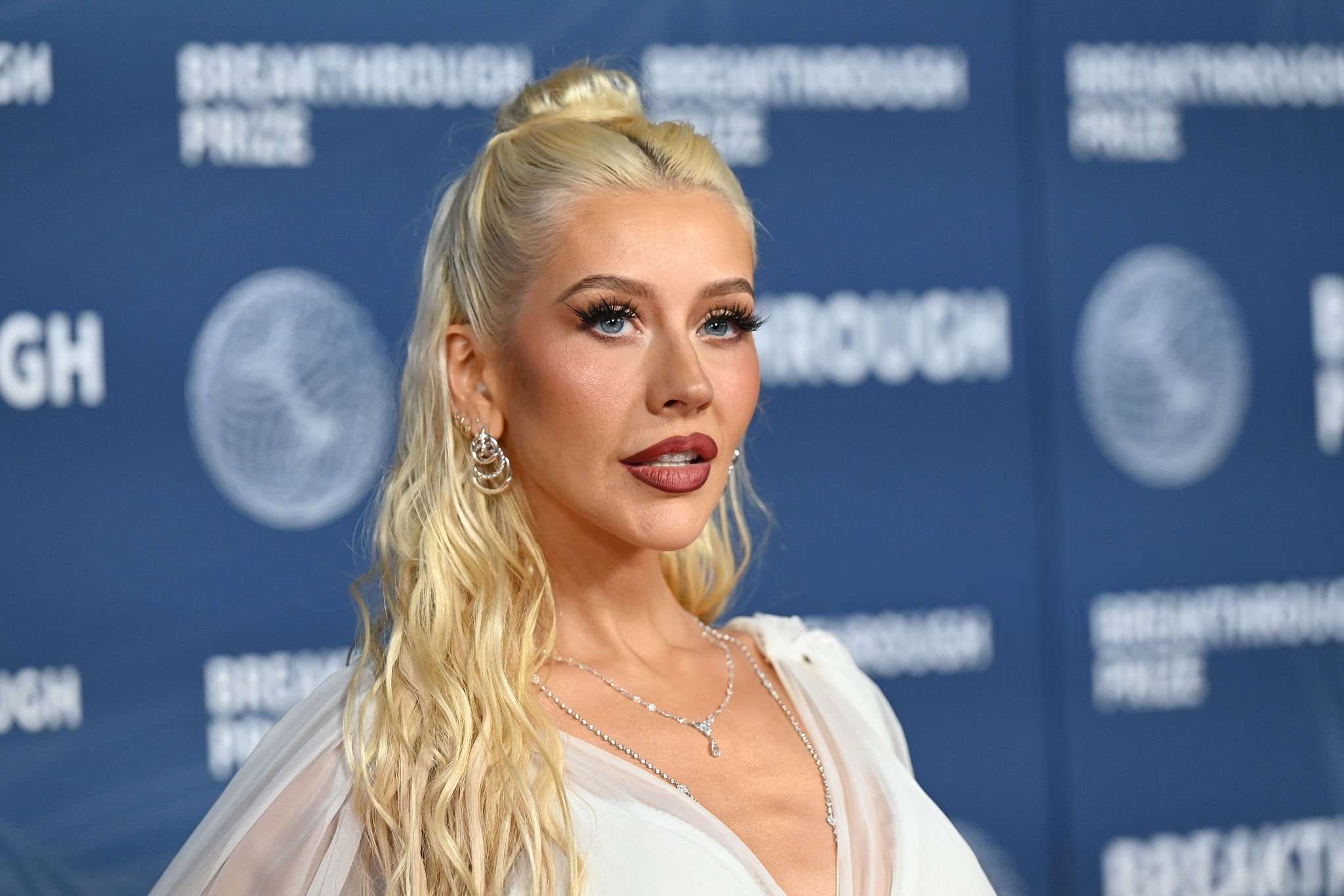 Christina_Aguilera_-_attends_the_11th_Breakthrough_Prize_Ceremony2C_Santa_Monica_CA_-_April_52C_2025_14.jpg