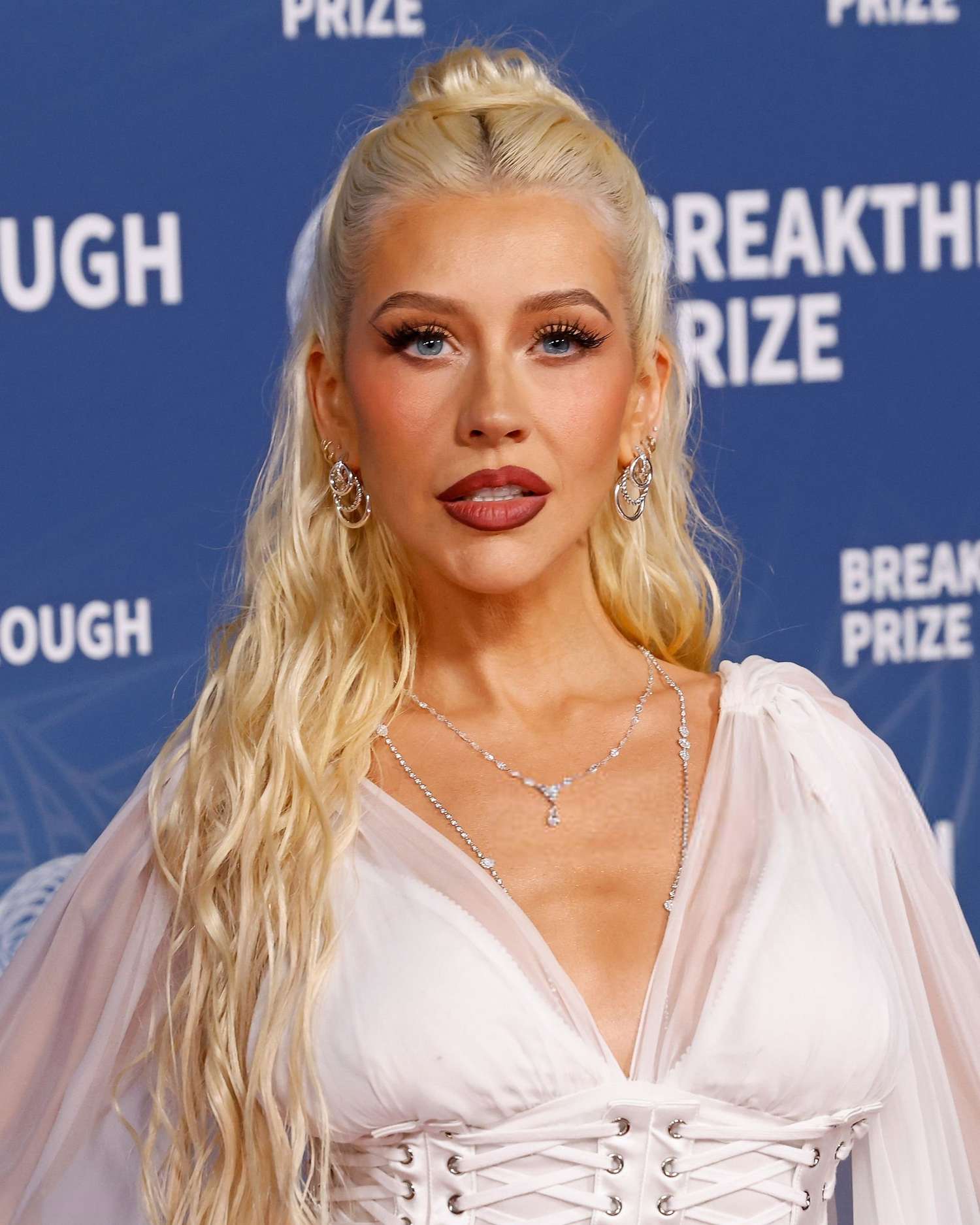 Christina_Aguilera_-_attends_the_11th_Breakthrough_Prize_Ceremony2C_Santa_Monica_CA_-_April_52C_2025_42.jpg