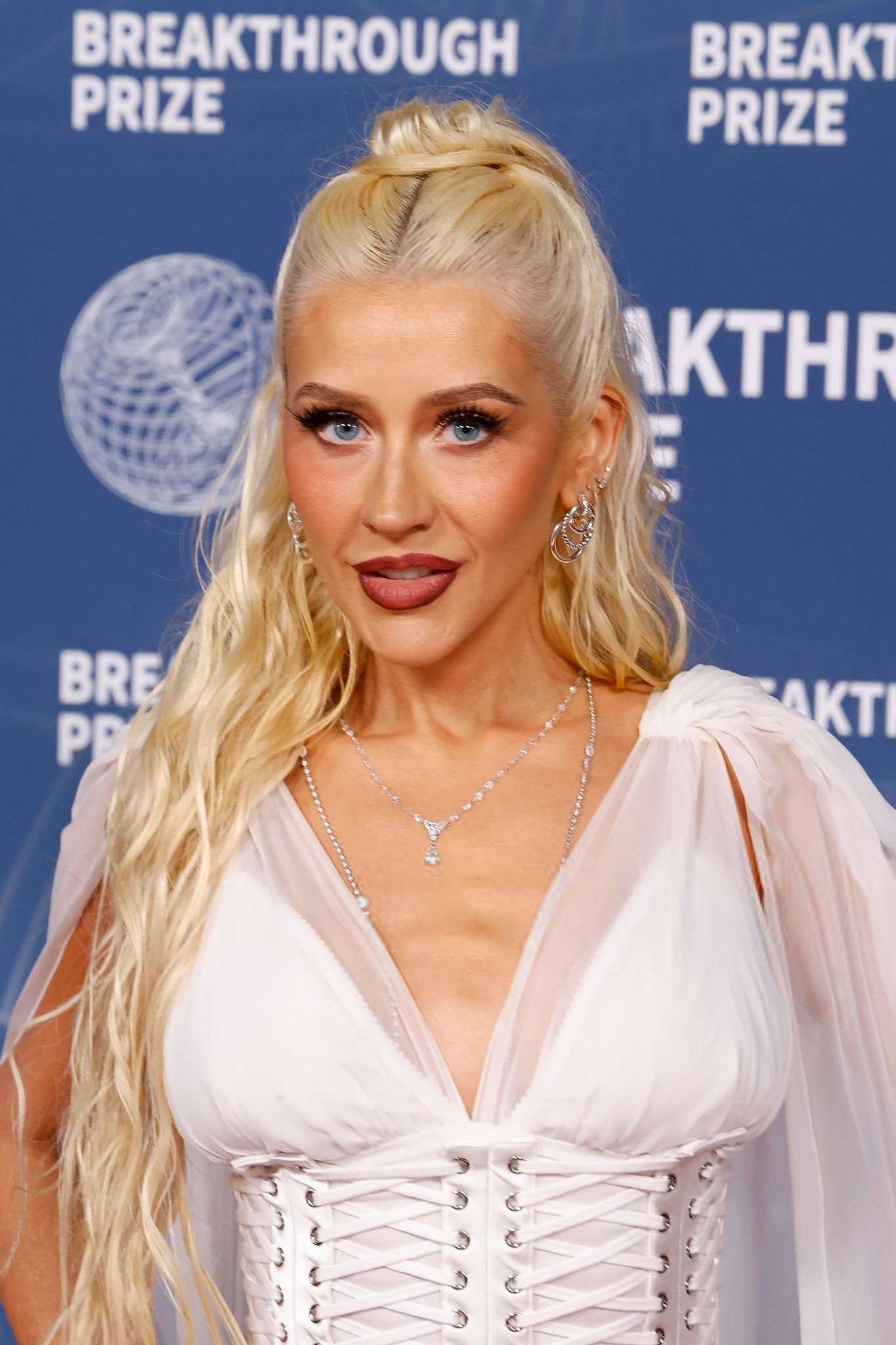 Christina_Aguilera_-_attends_the_11th_Breakthrough_Prize_Ceremony2C_Santa_Monica_CA_-_April_52C_2025_45.jpg