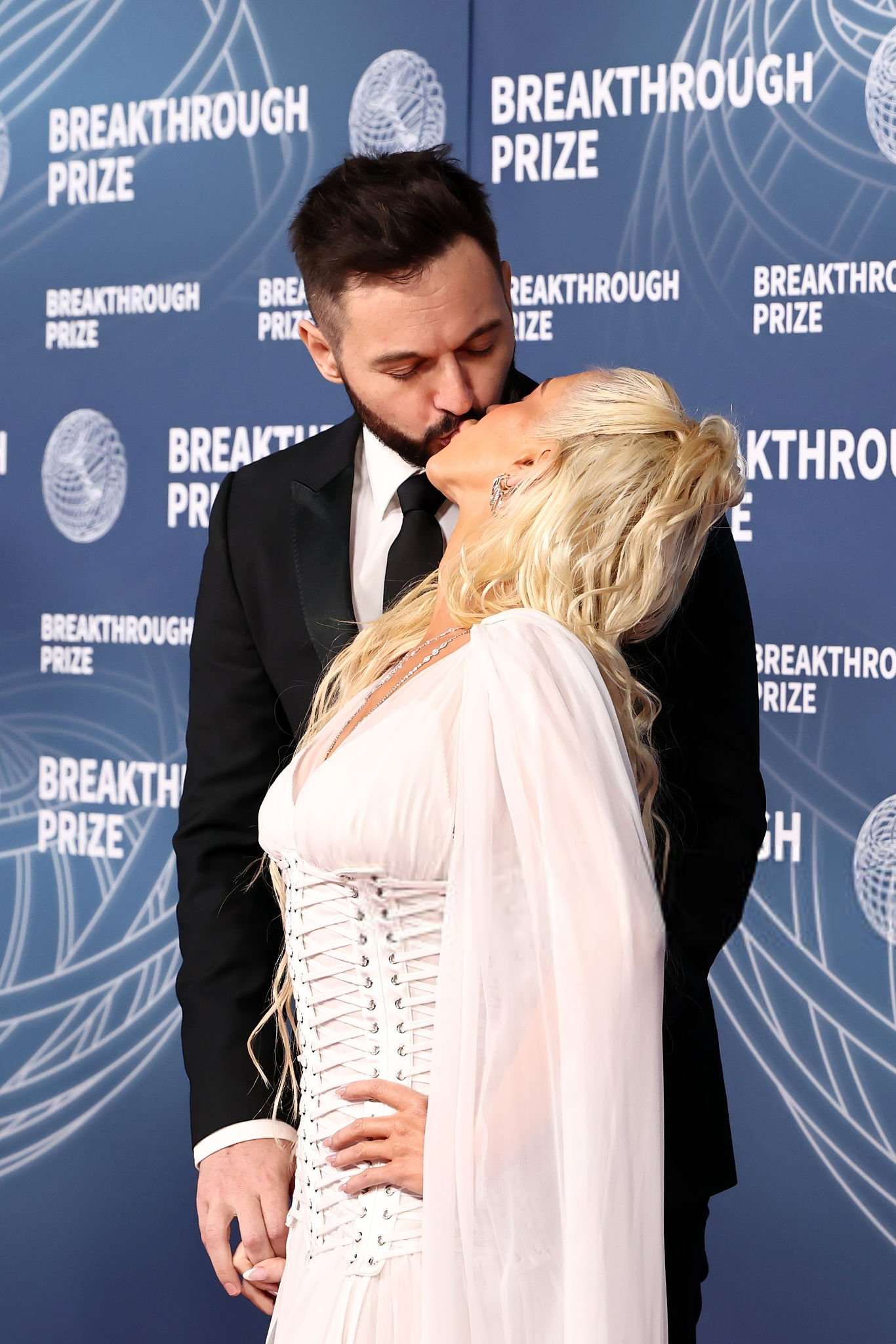 Christina_Aguilera_-_attends_the_11th_Breakthrough_Prize_Ceremony2C_Santa_Monica_CA_-_April_52C_2025_55.jpg