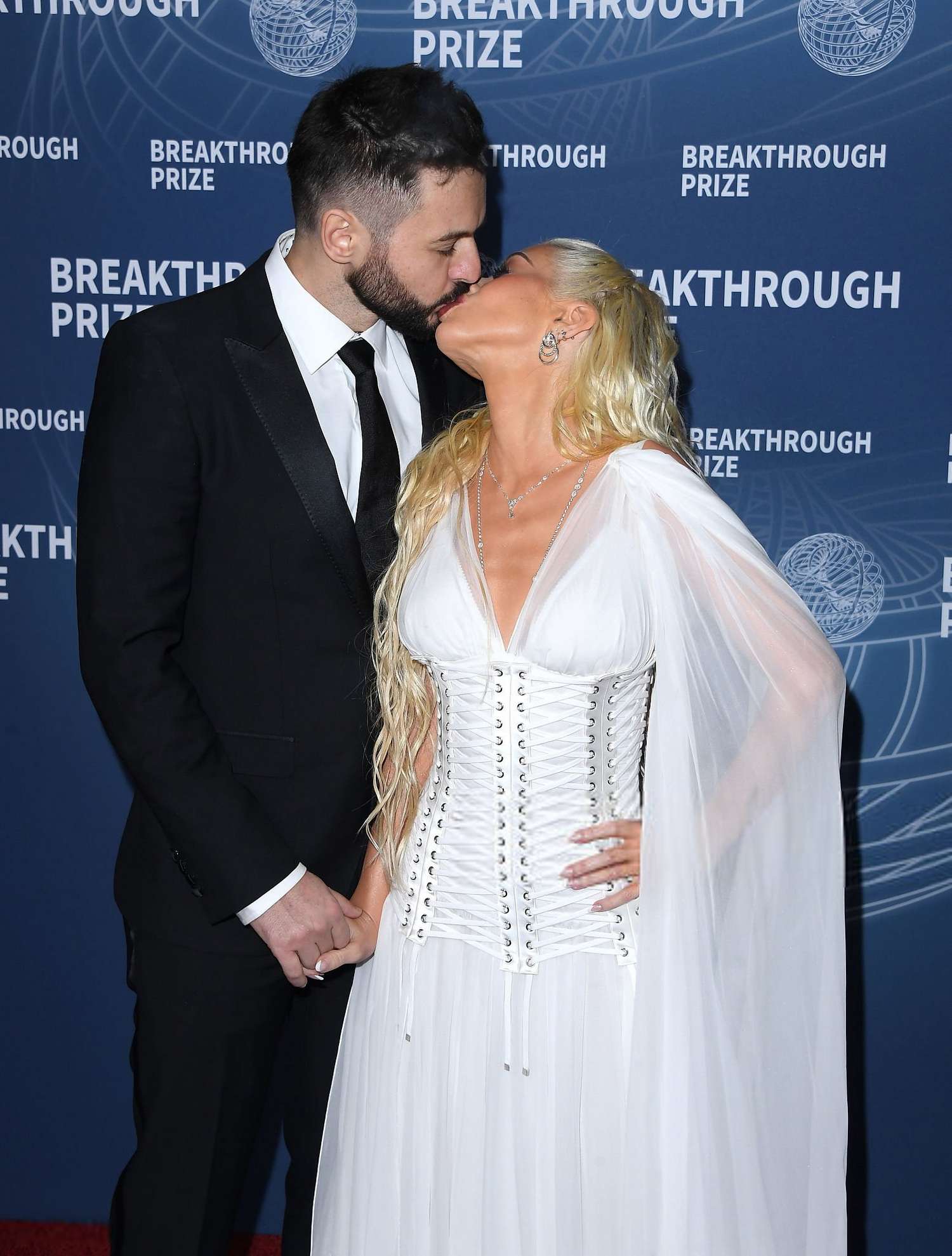 Christina_Aguilera_-_attends_the_11th_Breakthrough_Prize_Ceremony2C_Santa_Monica_CA_-_April_52C_2025_57.jpg