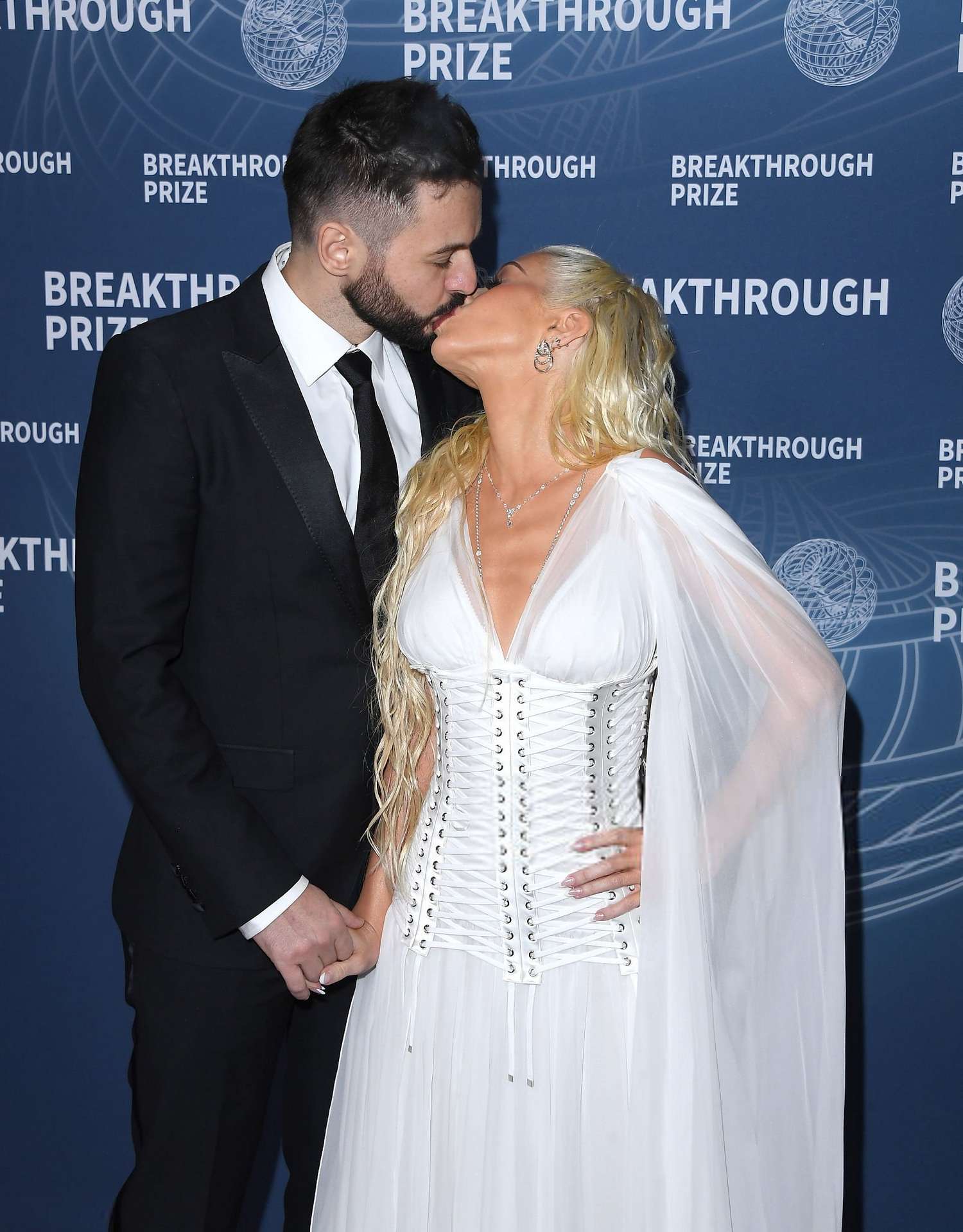 Christina_Aguilera_-_attends_the_11th_Breakthrough_Prize_Ceremony2C_Santa_Monica_CA_-_April_52C_2025_58.jpg