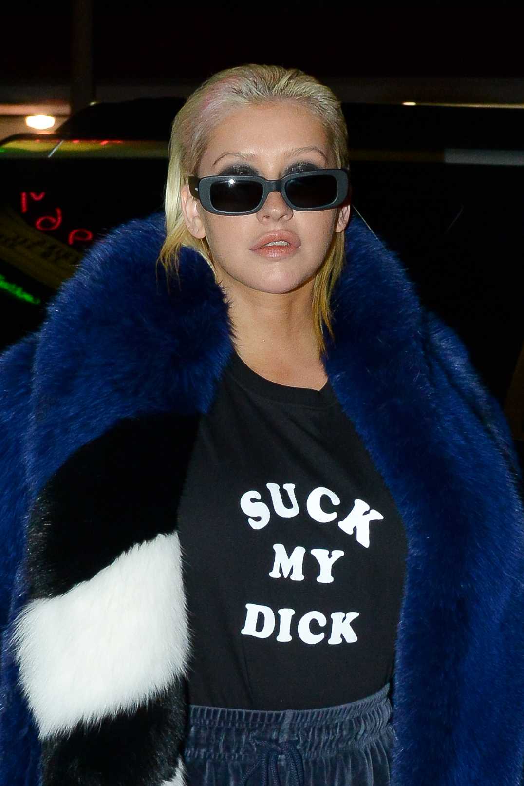 Christina_Aguilera_-_out_for_dinner_at_Delilah_restaurant_in_Hollywood_on_November_3-03.jpg