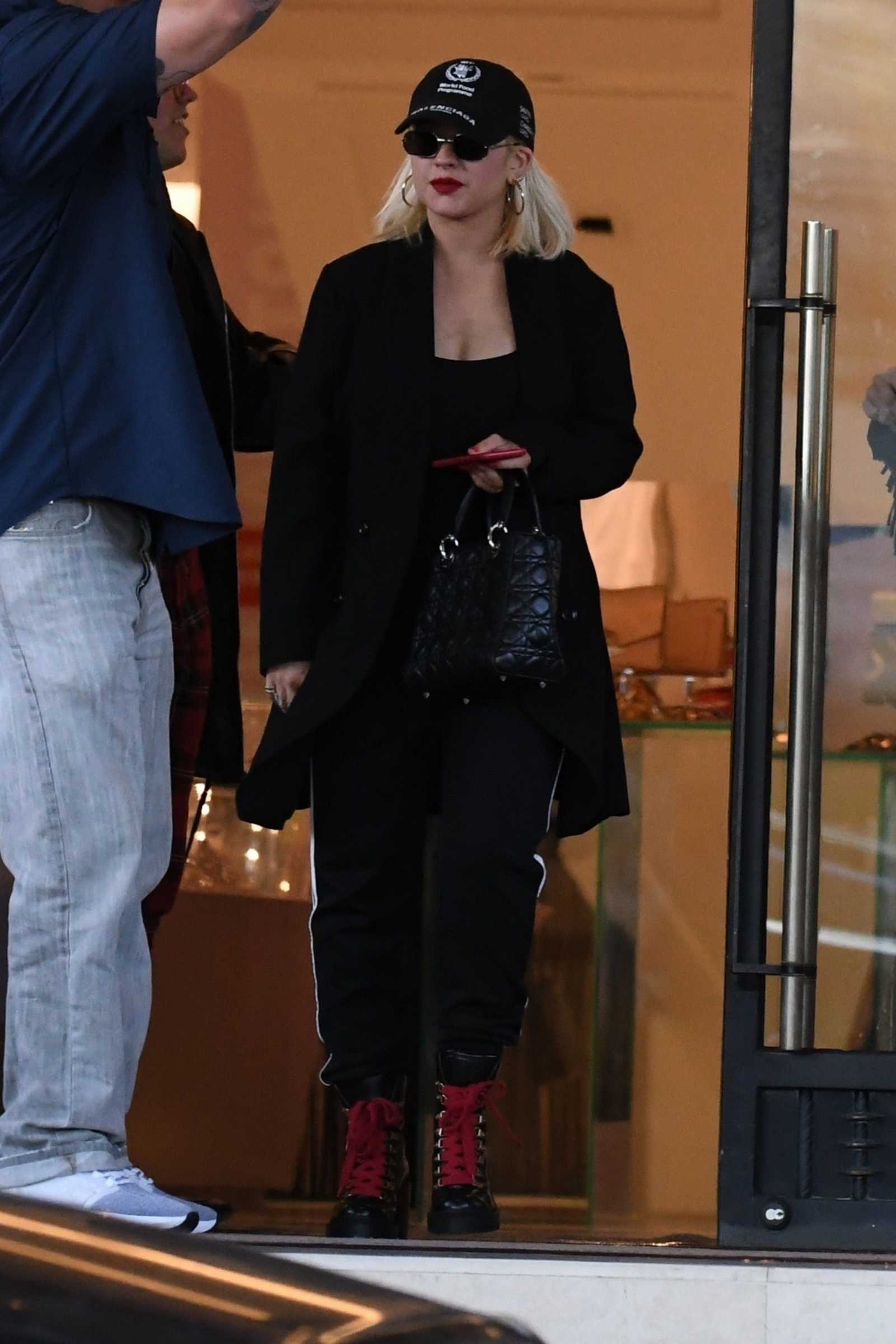 Christina_Aguilera_-_shopping_in_Beverly_Hills_120818-04.jpg