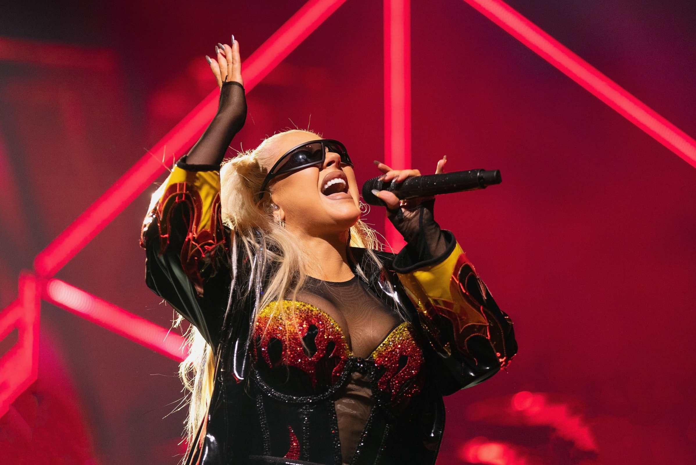 Christina_Aguilera_Performs_At_The_O2_Arena_28329.jpg