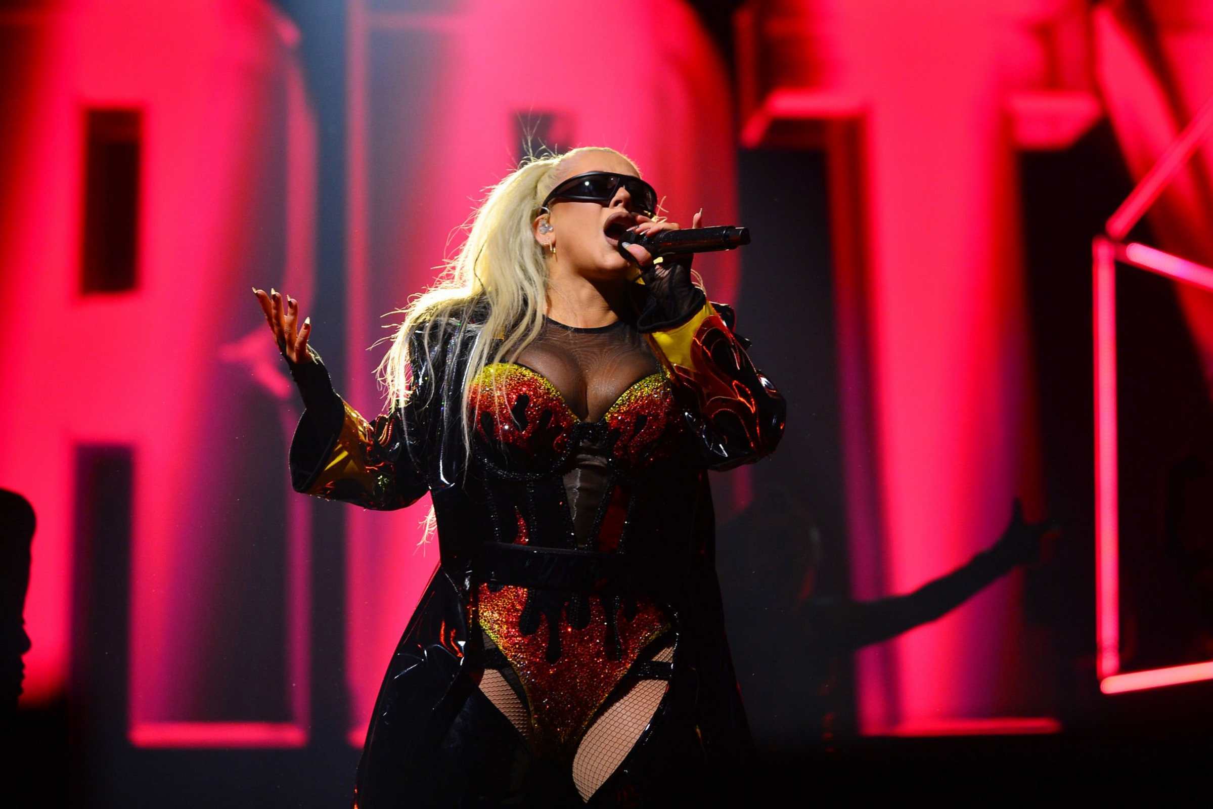 Christina_Aguilera_Performs_At_The_O2_Arena_283529.jpg