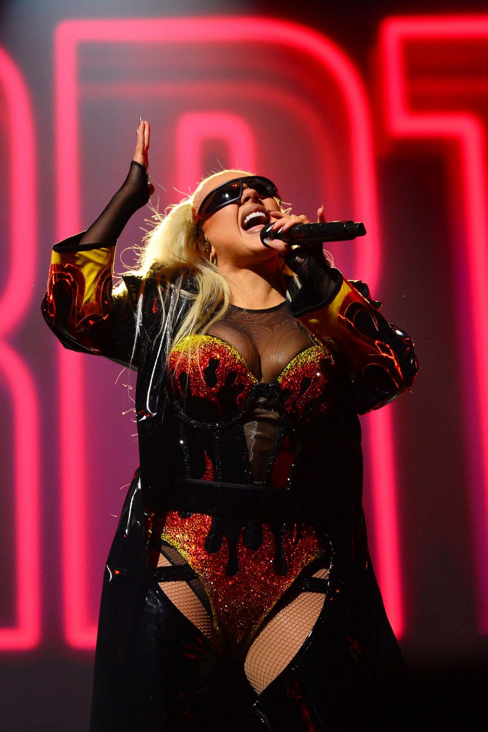Christina_Aguilera_Performs_At_The_O2_Arena_283729.jpg