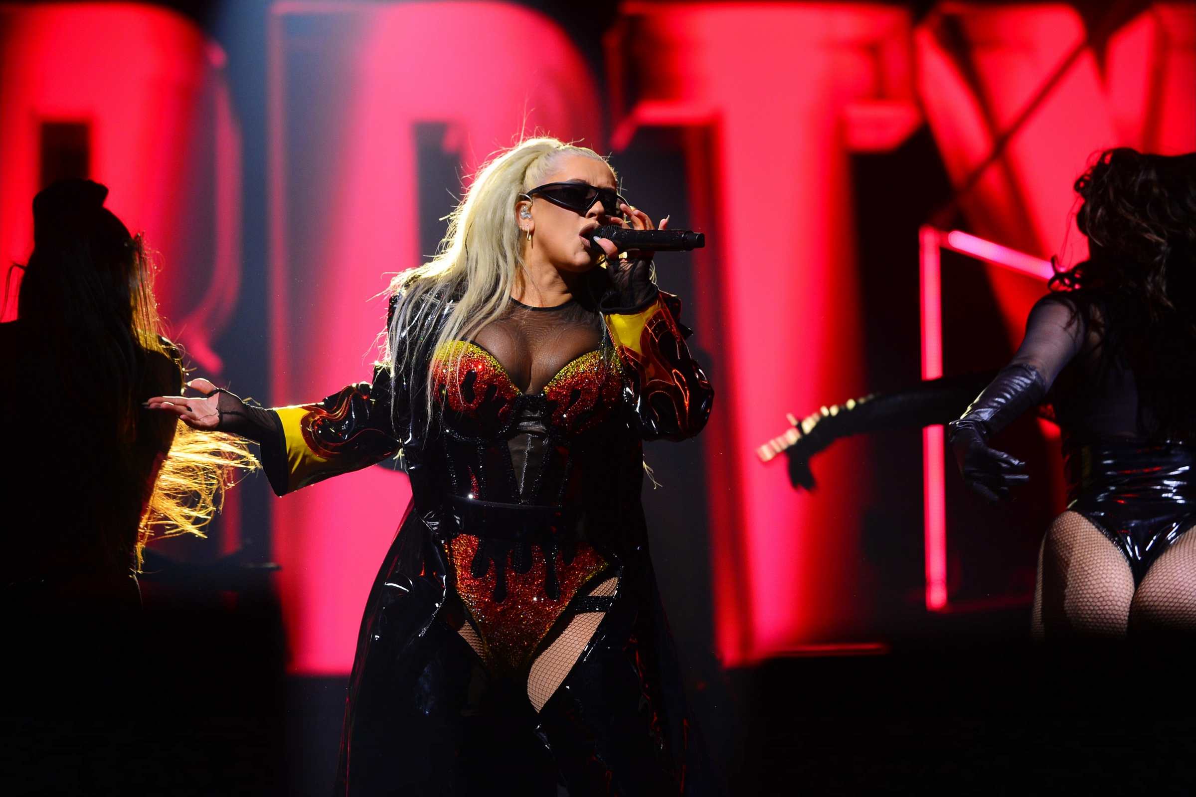 Christina_Aguilera_Performs_At_The_O2_Arena_283829.jpg