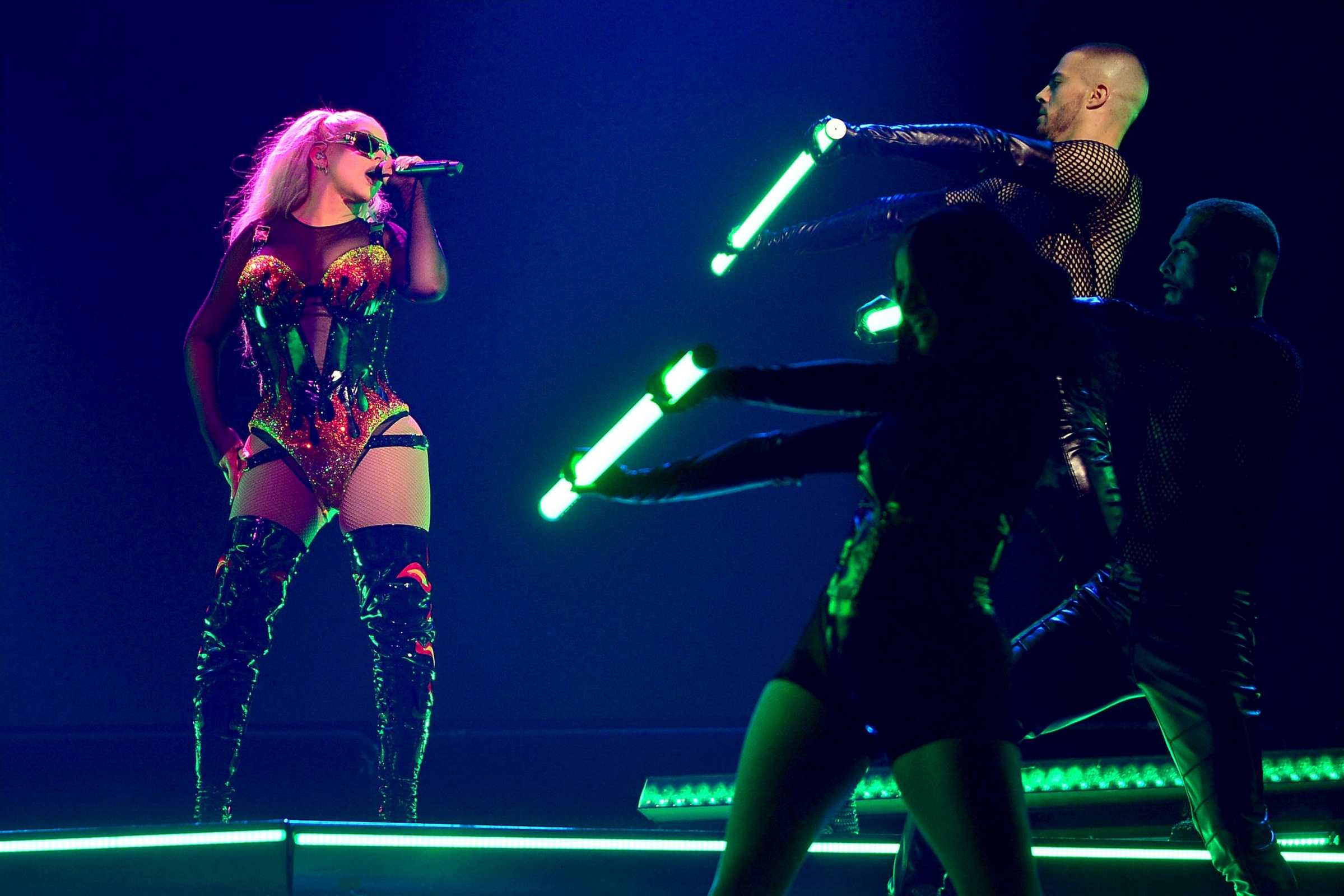 Christina_Aguilera_Performs_At_The_O2_Arena_284729.jpg