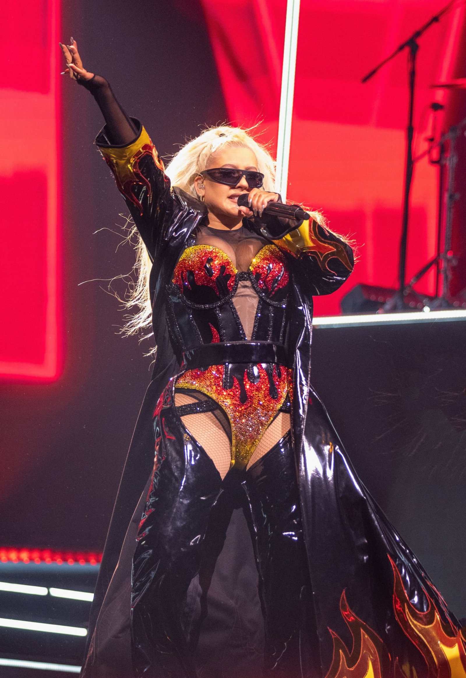 Christina_Aguilera_Performs_At_The_O2_Arena_28529.jpg