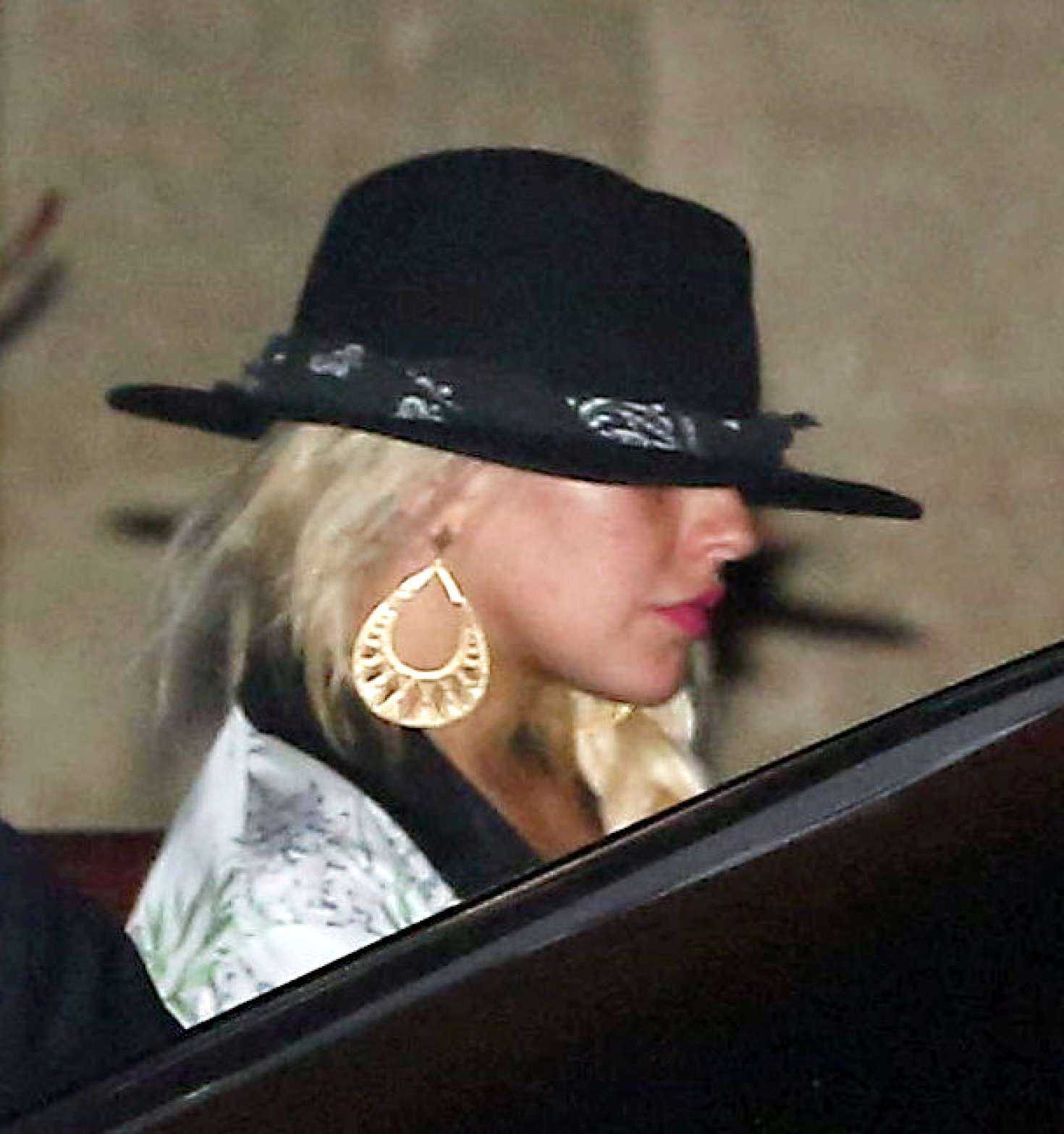 Leaving_Soho_House_in_Malibu_on_August_1-02.jpg