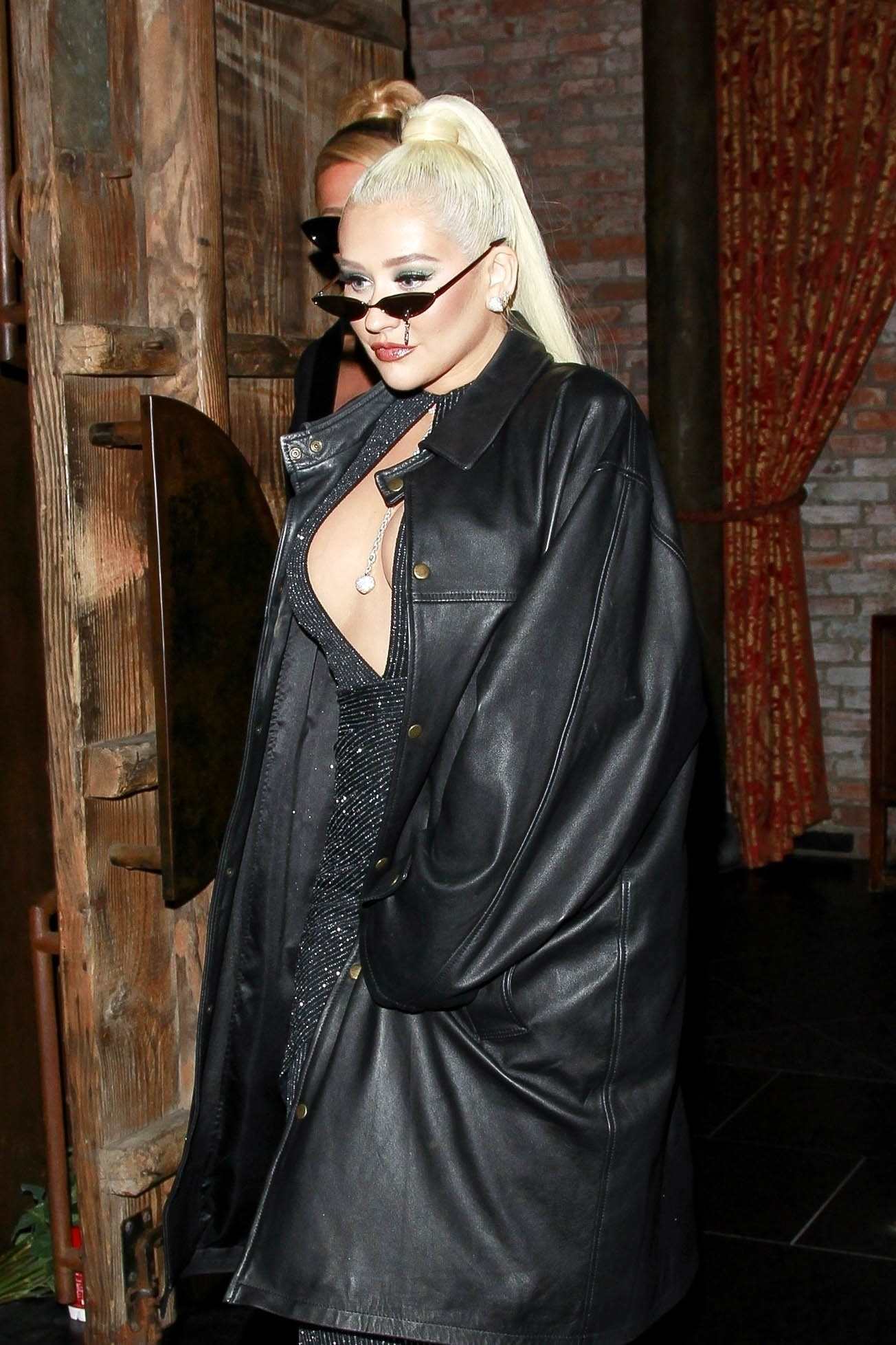 Leaving_TAO_Asian_Bistro_with_Paris_Hilton_in_Hollywood_-_April_10_28229.jpg