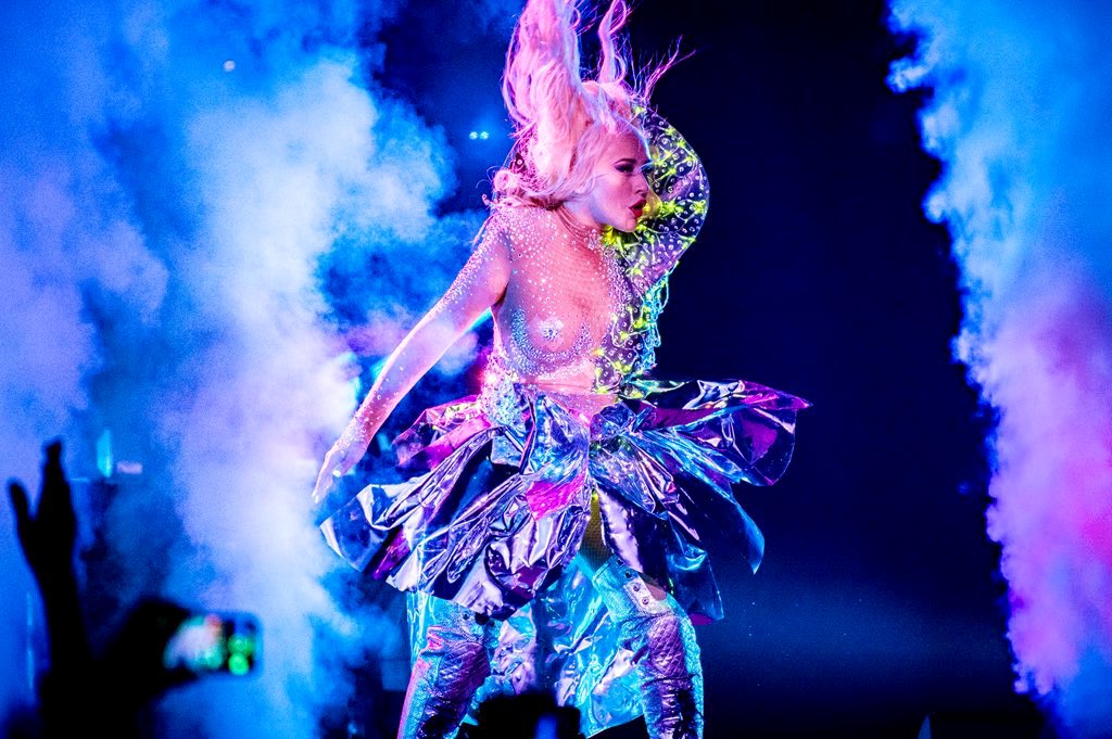 Performing_Ziggo_Dome_in_Amsterdam2C_Netherlands-06.jpg