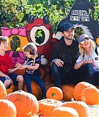 At_the_Pumpkin_Patch_with_Family_on_October_28-02.jpg