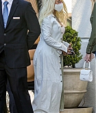 Christina_Aguilera_-_At_the_Peninsula_hotel_for_a_lunch_meeting_in_Beverly_Hills2C_California__04192021_07.jpg