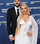 Christina_Aguilera_-_attends_the_11th_Breakthrough_Prize_Ceremony2C_Santa_Monica_CA_-_April_52C_2025_49.jpg