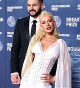 Christina_Aguilera_-_attends_the_11th_Breakthrough_Prize_Ceremony2C_Santa_Monica_CA_-_April_52C_2025_52.jpg